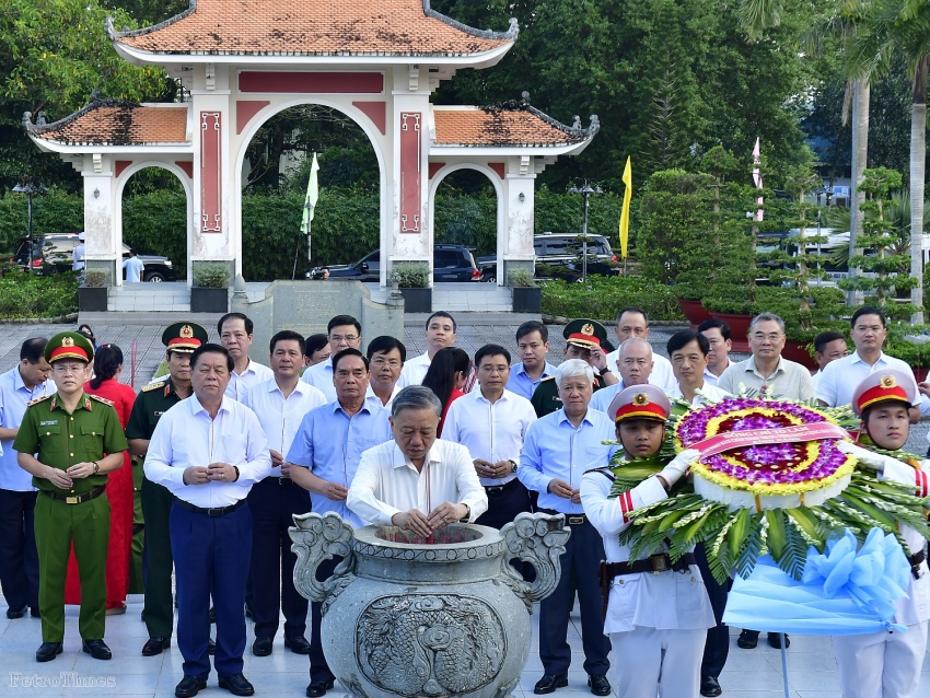 Tổng Bí thư Tô Lâm dâng hương tại Khu tưởng niệm Chủ tịch Hồ Chí Minh ở Cà Mau